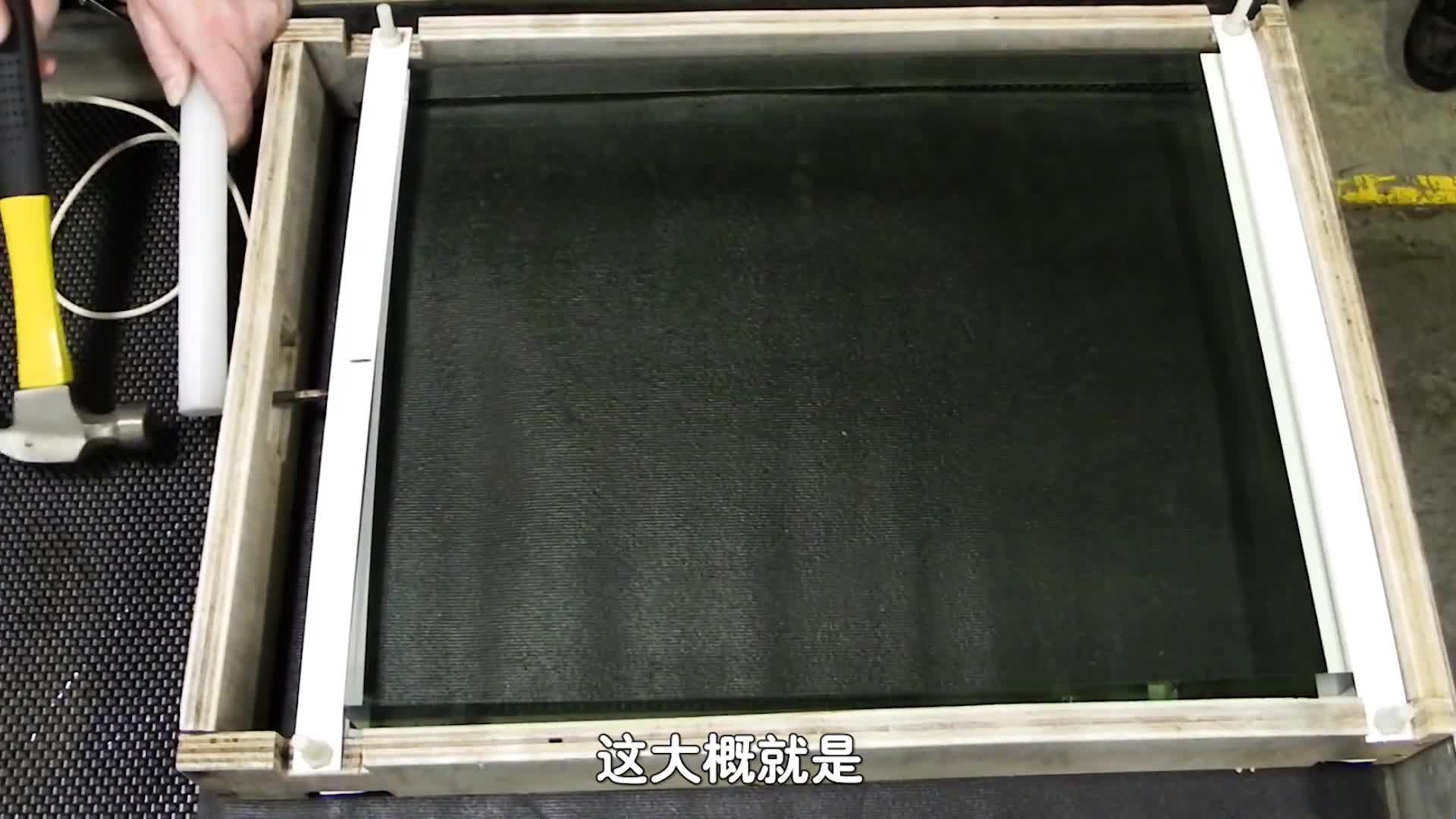 闪电雕塑是什么用锤子敲击玻璃板不可思议的现象发生了