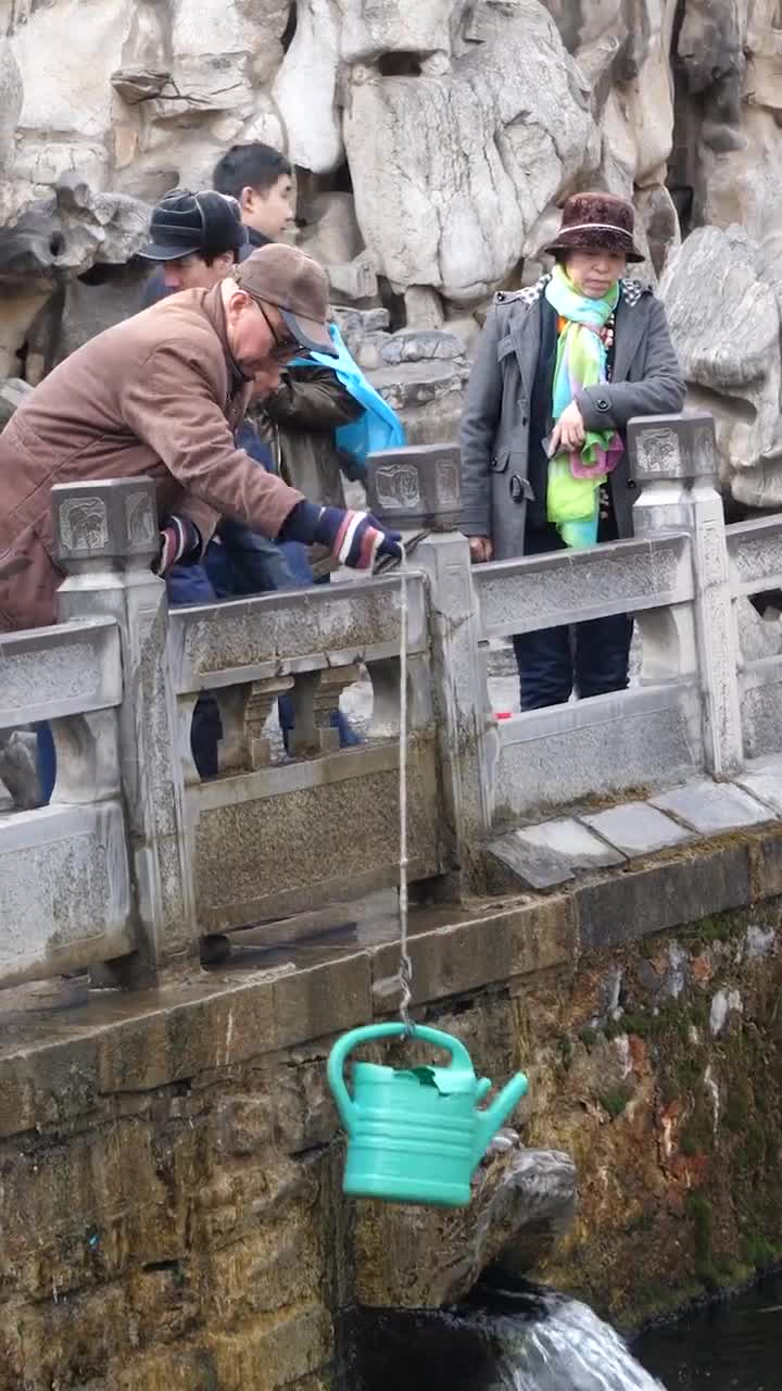 一汪泉水养活一城人打水我们是专业的