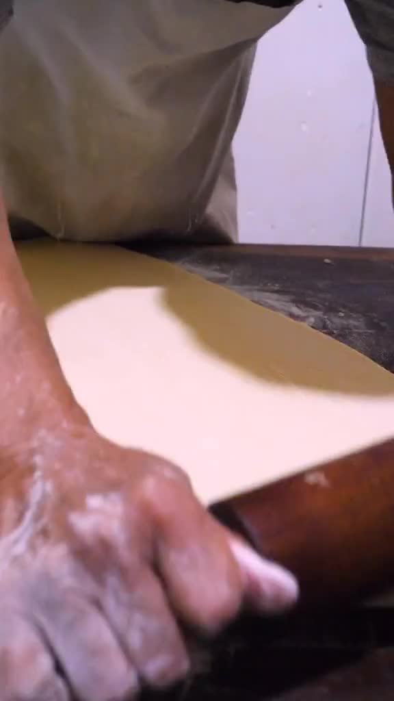 一听这个音乐就不简单青州古城特色美食纯手工千层酥金黄酥脆层层香甜意想不到的美味