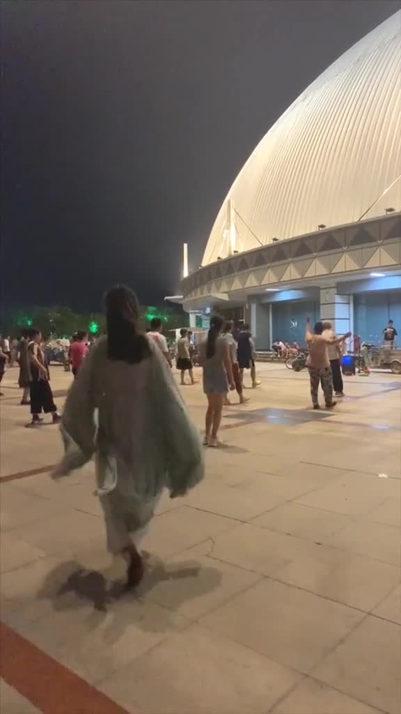 学舞蹈的没办法听到音乐就必须得去凑个热闹