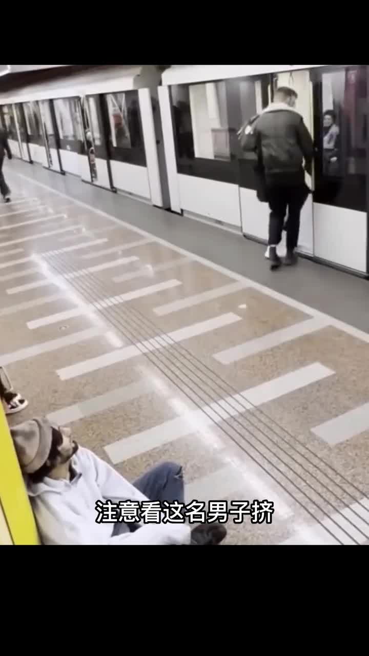 男人街头测试路人发生意外