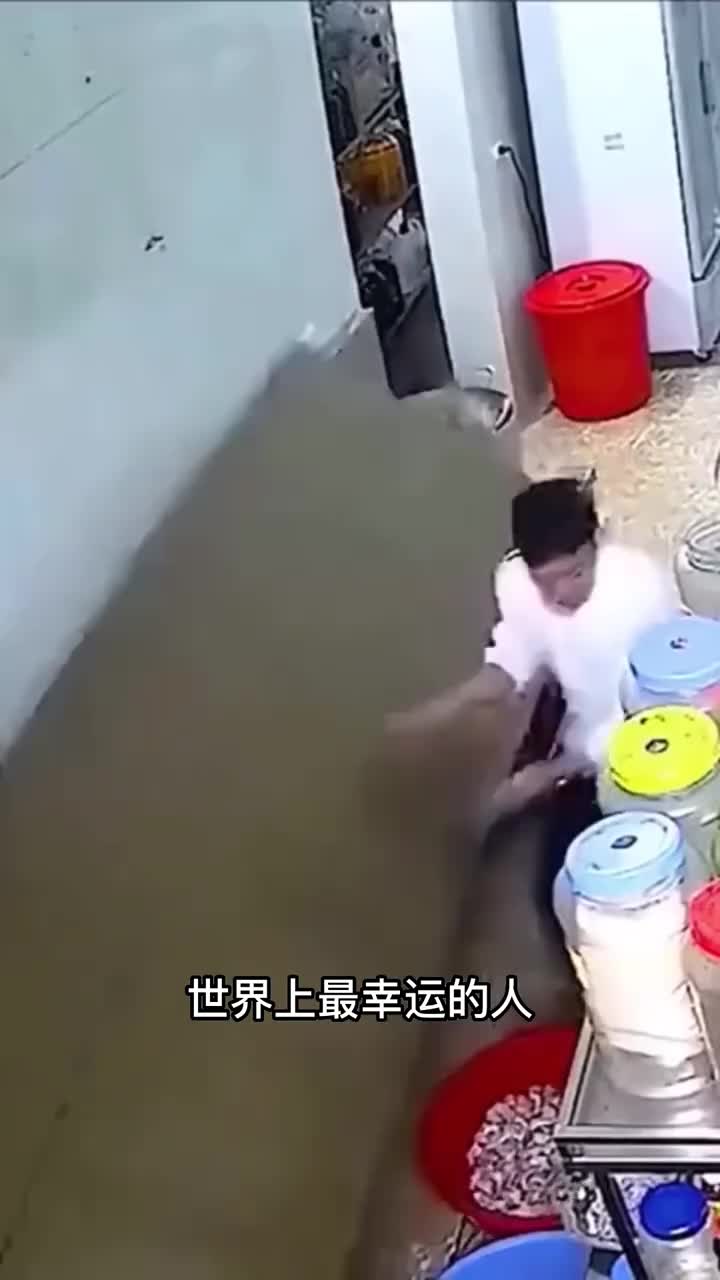 监控拍下惊险的一幕