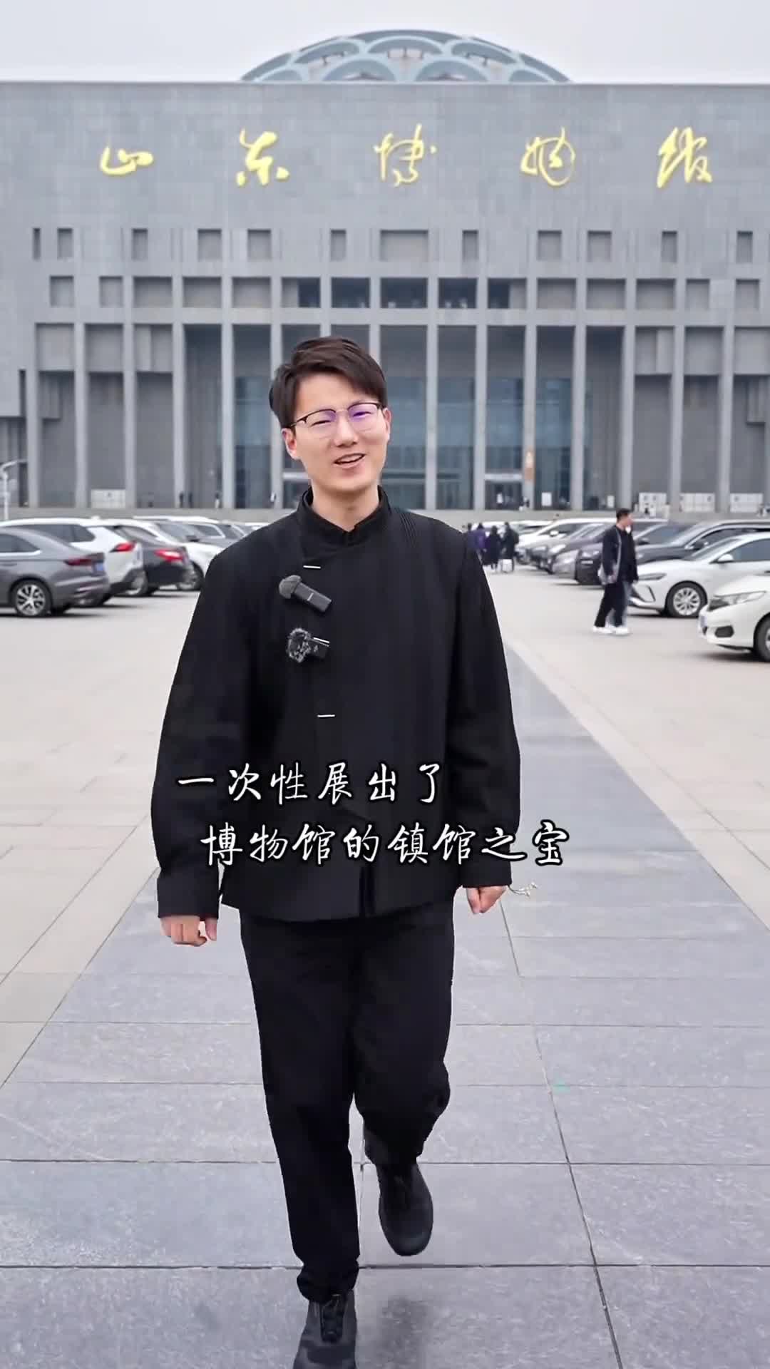 中华第一大玉刀是五莲县博物馆的镇馆之宝这件大玉刀是龙山文化时期玉器的杰作八十年代末出土于丹土遗址长51厘米宽22厘米厚03厘米