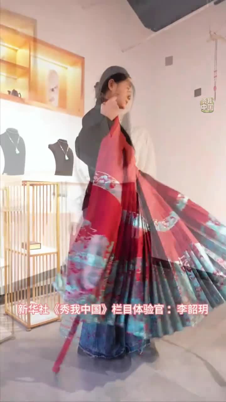 有一种画要反手画那就是鲁派内画它是源于山东淄博的一种鼻烟壶内壁绘画技艺是国家级非物质文化遗产进来看晶莹剔透的小瓶里如何绘出万千气象