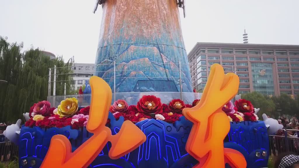 载誉归来山东阅兵彩车国泰民安回家即日起到10月31日济南泉城广场一起来打卡呀