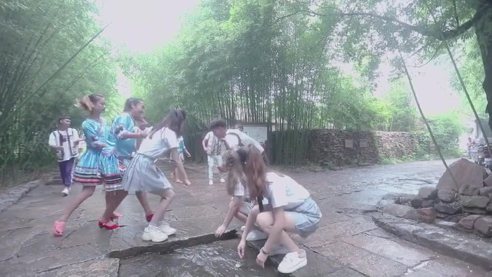 来来来今天热闹非凡的竹泉村