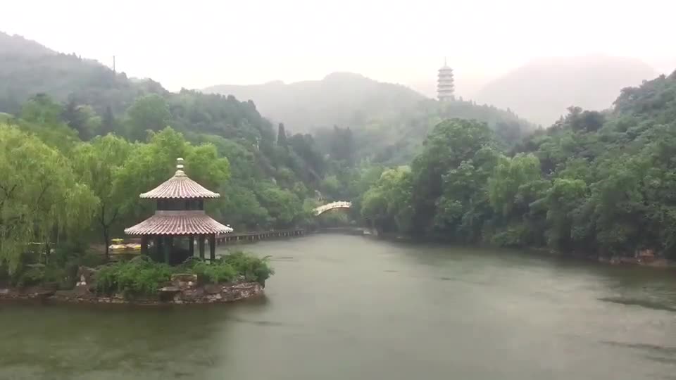爱就像蓝天白云晴空万里突然暴风雨雨中的红叶谷百合更娇艳