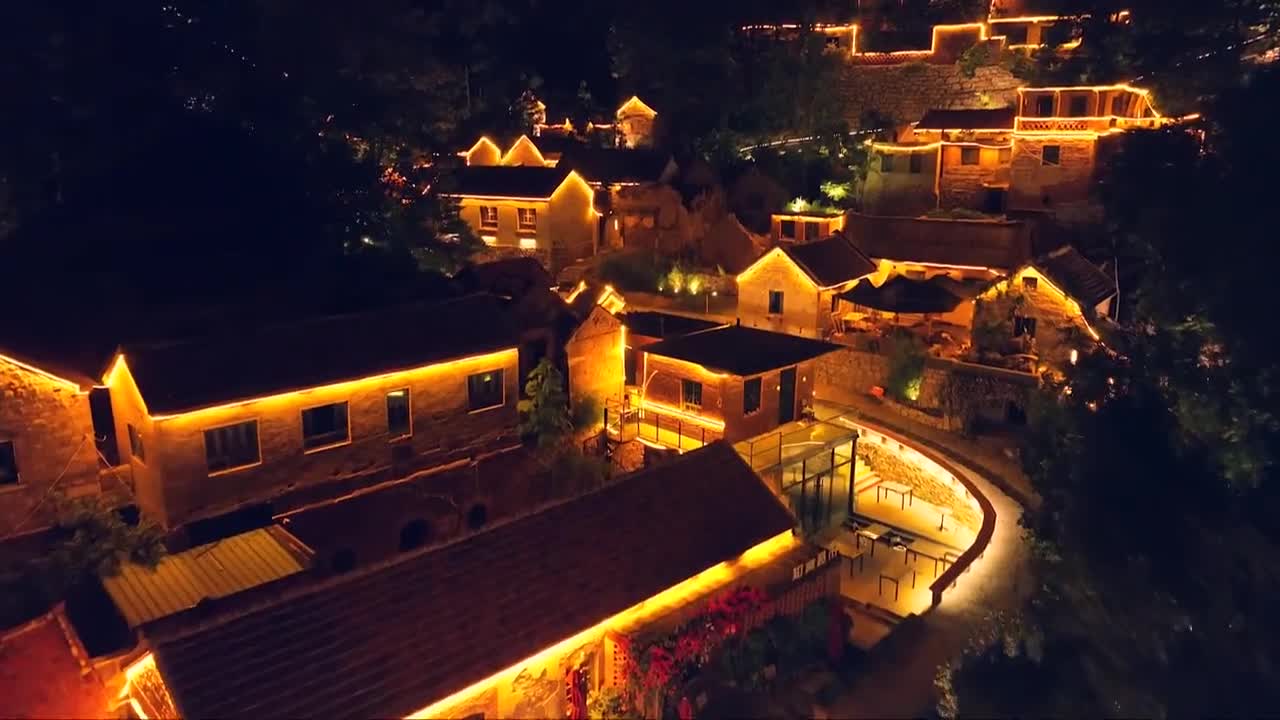 寻人间烟火秀齐鲁之夜优秀视频展播总要去一次红叶柿岩吧淄博的小丽江红叶柿岩藏着一个秘密它的夜晚拥有着与白天截然不同的美秋风送爽好时节快来红叶柿岩感受那徜徉700年的古风雅韵吧