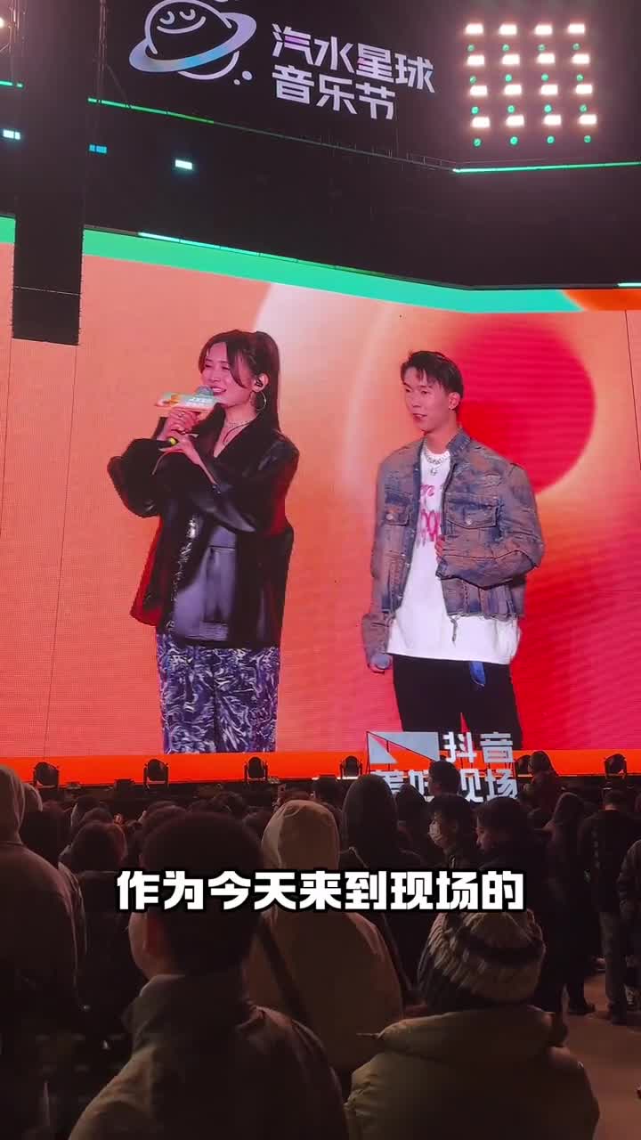 左手拿金牌右手拿着麦奥运冠军