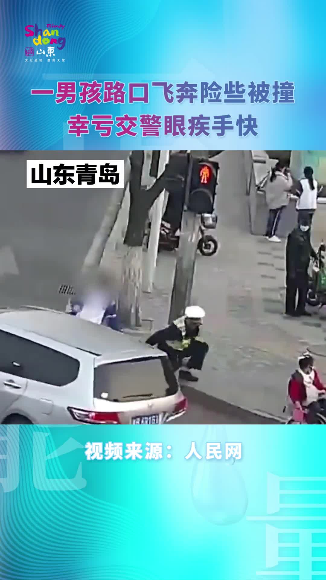 这本能的一拽看得又紧张又感动为这刻在DNA里的保护欲点赞