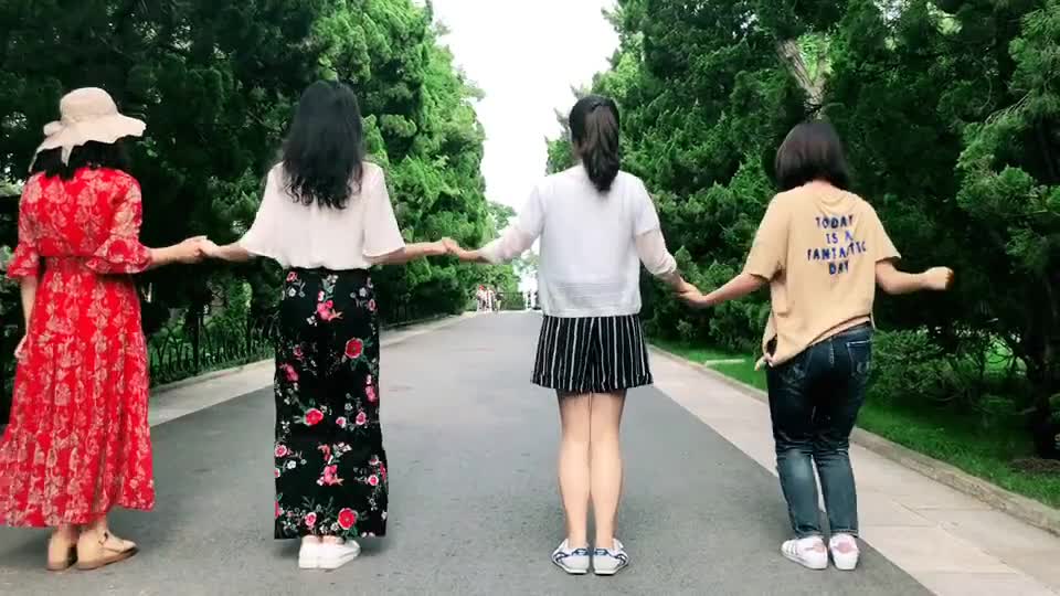 打卡青岛排练好久才拍出来但好像被什么乱入了抖音小助手