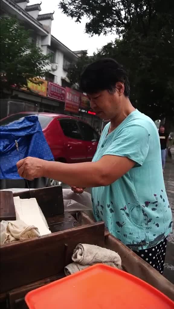 山东临清一大怪托板豆腐当早餐手捧木板当街吃