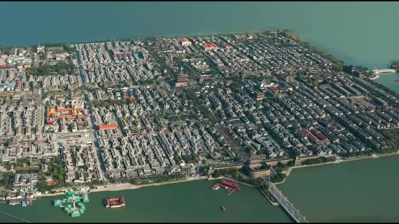 数千年历史长河在山东这片人文沃土还留下了诸多传奇一座座古城就是记录历史的立体书它们安静伫立期待着与更多人相遇