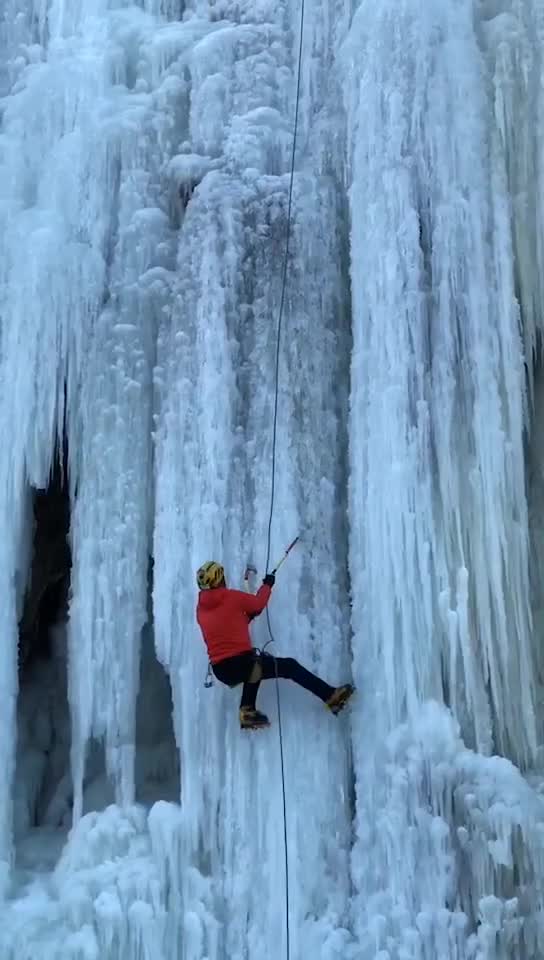 海阳朱吴镇莱格村有个鲜为人知的山崖隐藏着漂亮的冰瀑是山东攀冰运动胜地