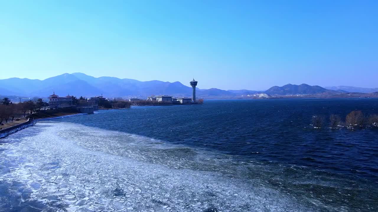 抓住冬天的尾巴赶紧来趟雪野湖吧现在的湖面一半冰封一半水流能治愈你的一切
