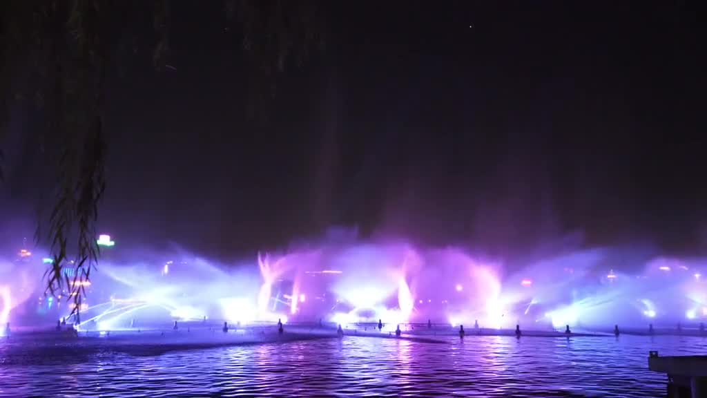 改版后的明湖秀不仅时长增加场面也更加震撼晚上的大明湖更热闹啦