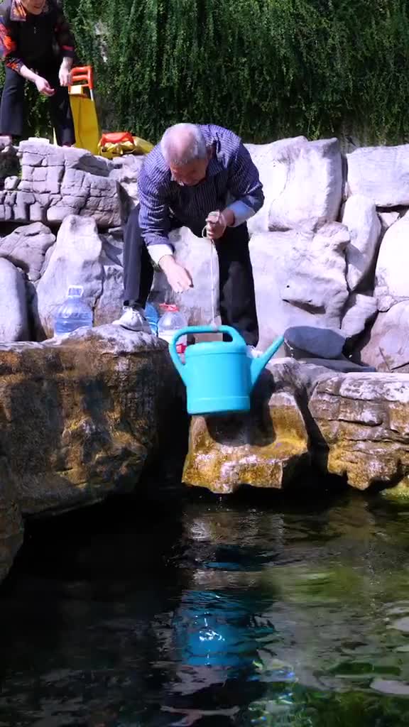 没来打过泉水都不好意思说自己是济南人提着水桶去打水成了济南一道独特的风景线