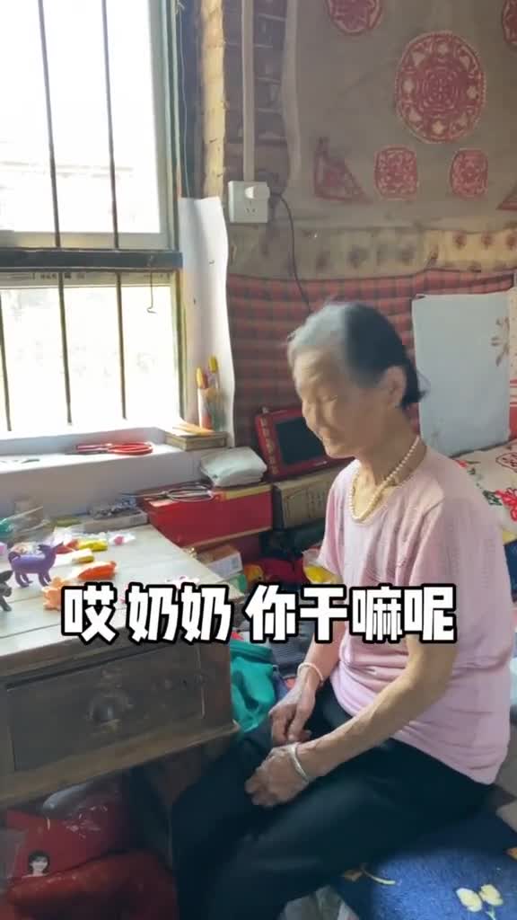 我闲着没事随便玩玩聊城78岁老奶奶爱上太空泥一不小心捏出了艺术品