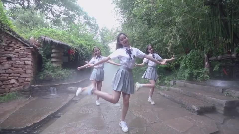 小美女们都说竹泉村的空气和水都有美颜效果呢你们看出来了吗