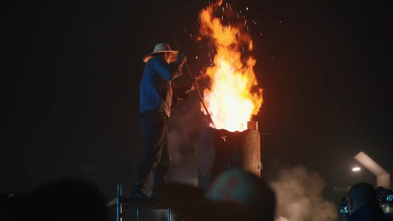 惊艳红叶柿岩景区打铁花表演1600铁水撒向天空被匠人猛力击打后形成几层楼高的铁花雨在夜空中绚烂绽放记忆中的新年又回来啦