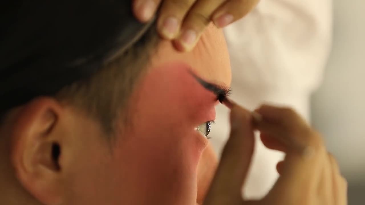 小时候跟奶奶看戏听个热闹长大了觉得戏曲越品越有韵味