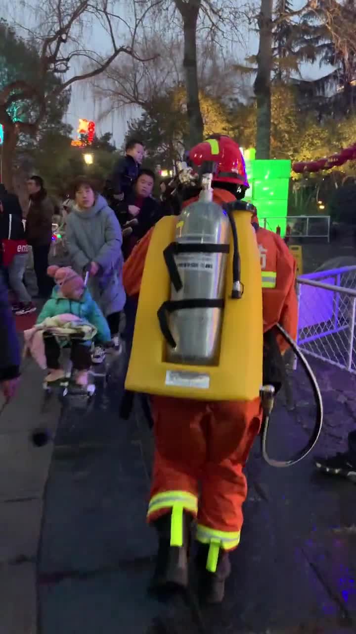 辛苦了这套消防器材挺重的吧一晚上就没放下过节日里尤其要感谢消防官兵的坚守