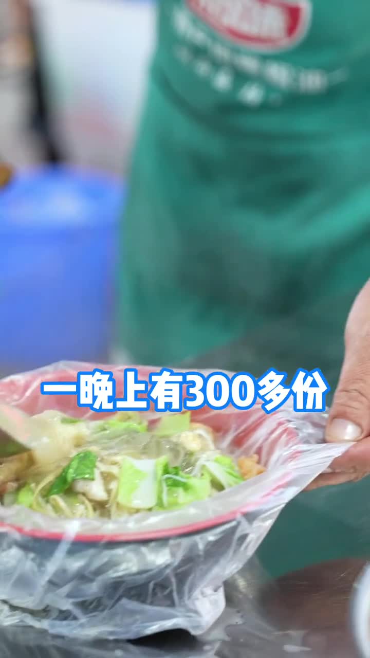 来济南环联夜市必打卡老锅鸡汤山养3年以上的老母鸡经过8小时熬制才成就这样一碗鲜美的鸡汤