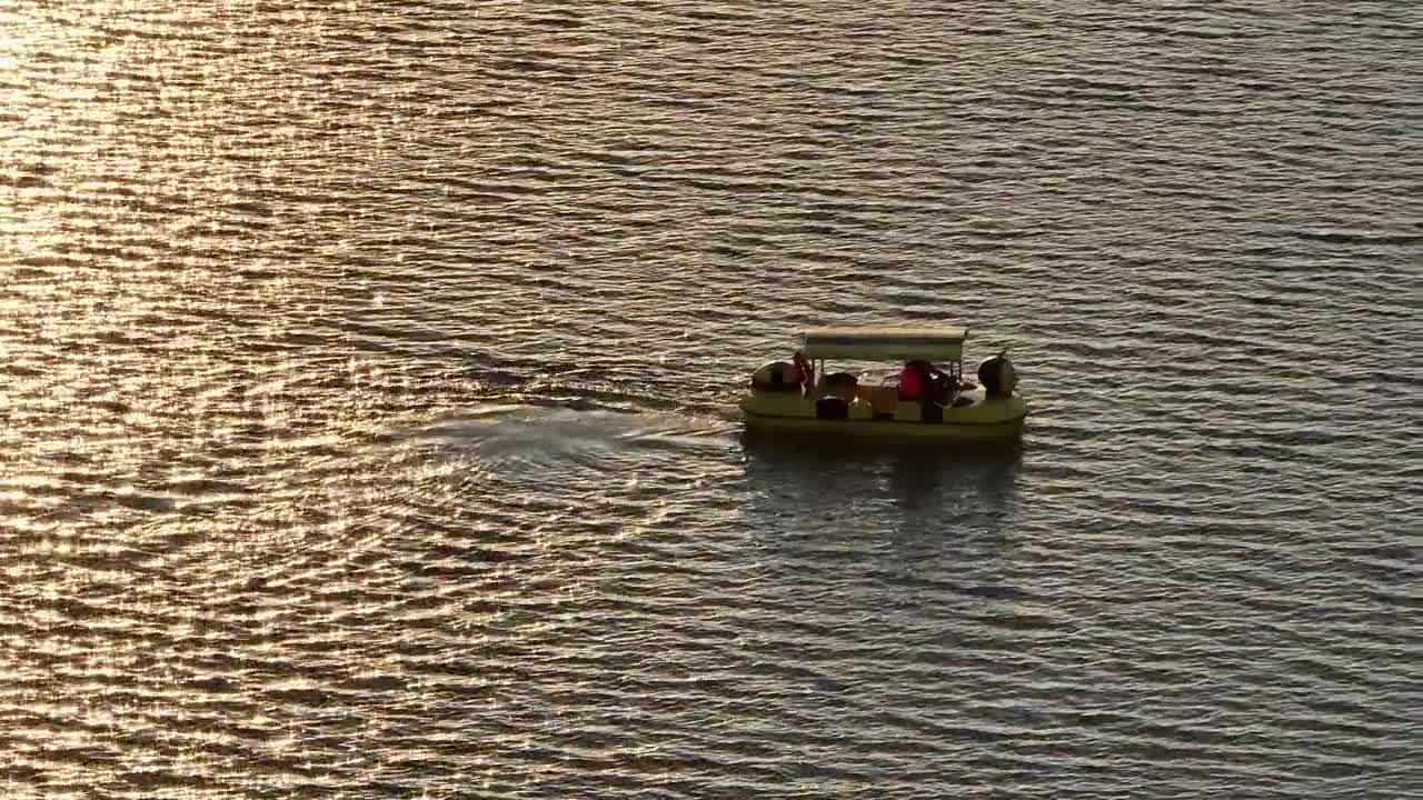 这是谁在哼唱落日余晖的路上总是爱意弥漫这是我对日落的第一万零一次心动