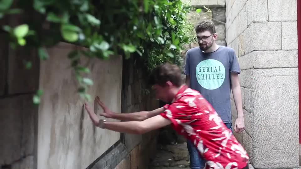 法国朋友登上崂山学习穿墙术猜猜看他们发生了什么