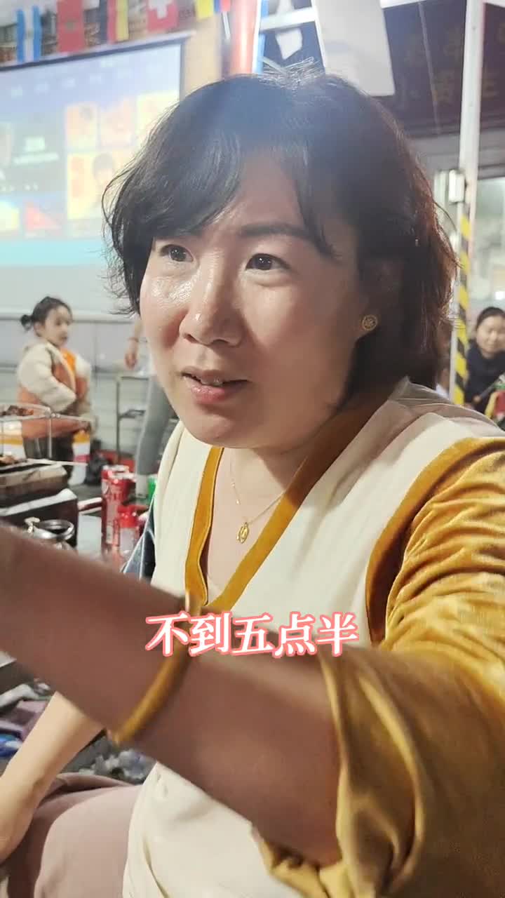 淄博烧烤强势出圈成新晋网红打卡美食各地游客组团到淄博撸串客流量激增烤串师傅直喊太累了