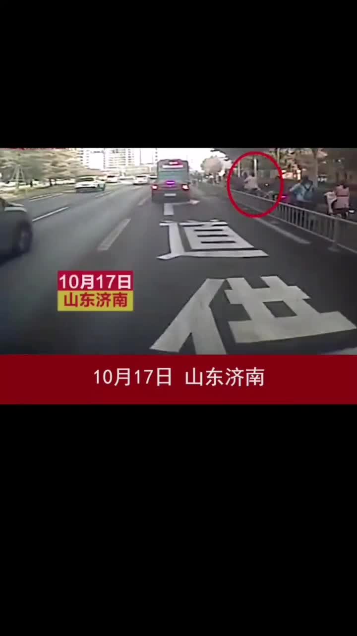 点赞济南街头怀孕八个月准妈妈路边摔倒公交司机停车后一秒下车施救