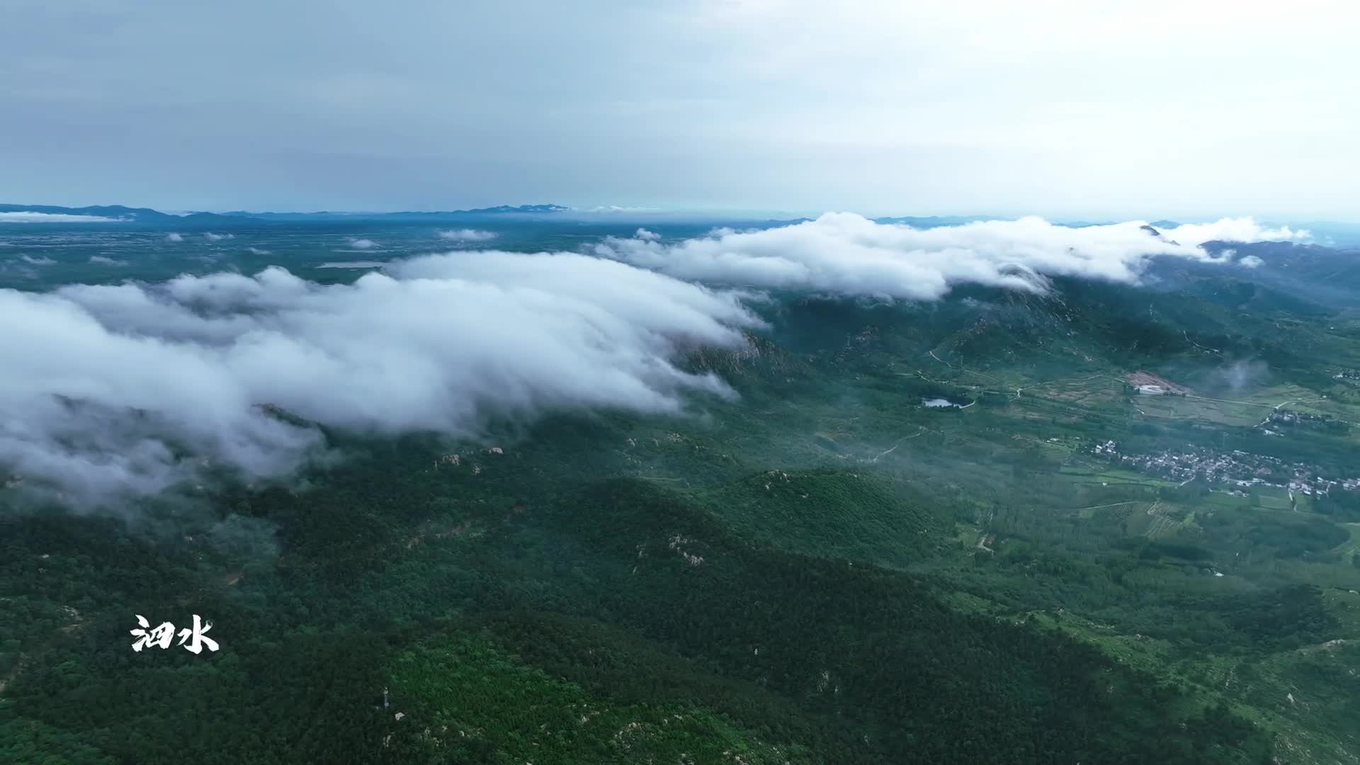 山之巅云之海当暖温带季风拂过济宁泗水的山脉龙门山将军山呈现出山之巅云之海的神奇景观片片云海将山峦温柔地拥入怀中