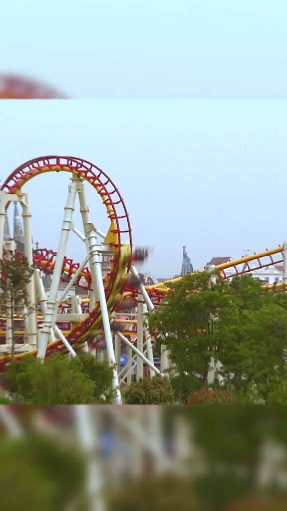 身边总有些人去之前信誓旦旦要玩过山车一坐上去就秒怂了