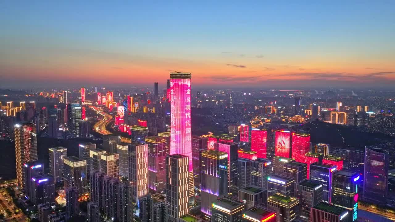 寻人间烟火秀齐鲁之夜优秀视频展播济南经十路灯光秀灯光璀璨如同一道流光溢彩的丝带撩起醉人的夜晚这便是济南经十路的浪漫与仪式感