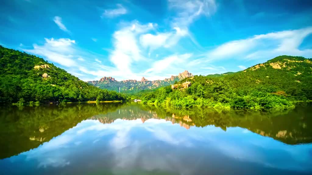 这里是岸海名山这里有江北独一无二的万亩杜鹃花海这里是青岛大珠山风连十里杜鹃花岭叠风翻涌彩霞