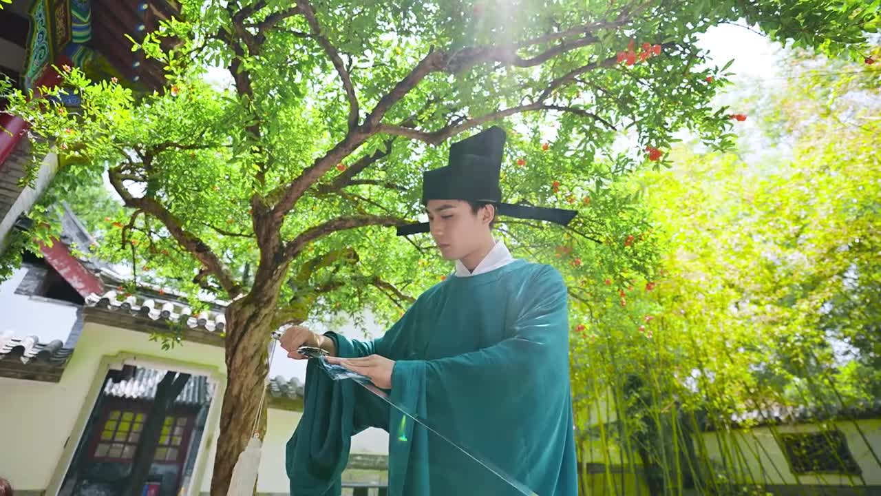 想象一下假如辛弃疾这位南宋的豪迈词人能够穿越千年悠悠岁月神奇地出现回济南那将会是一幅怎样令人惊叹不已的奇妙画卷又会有怎样跌宕起伏扣人心弦的精彩故事今天不妨一起来看看