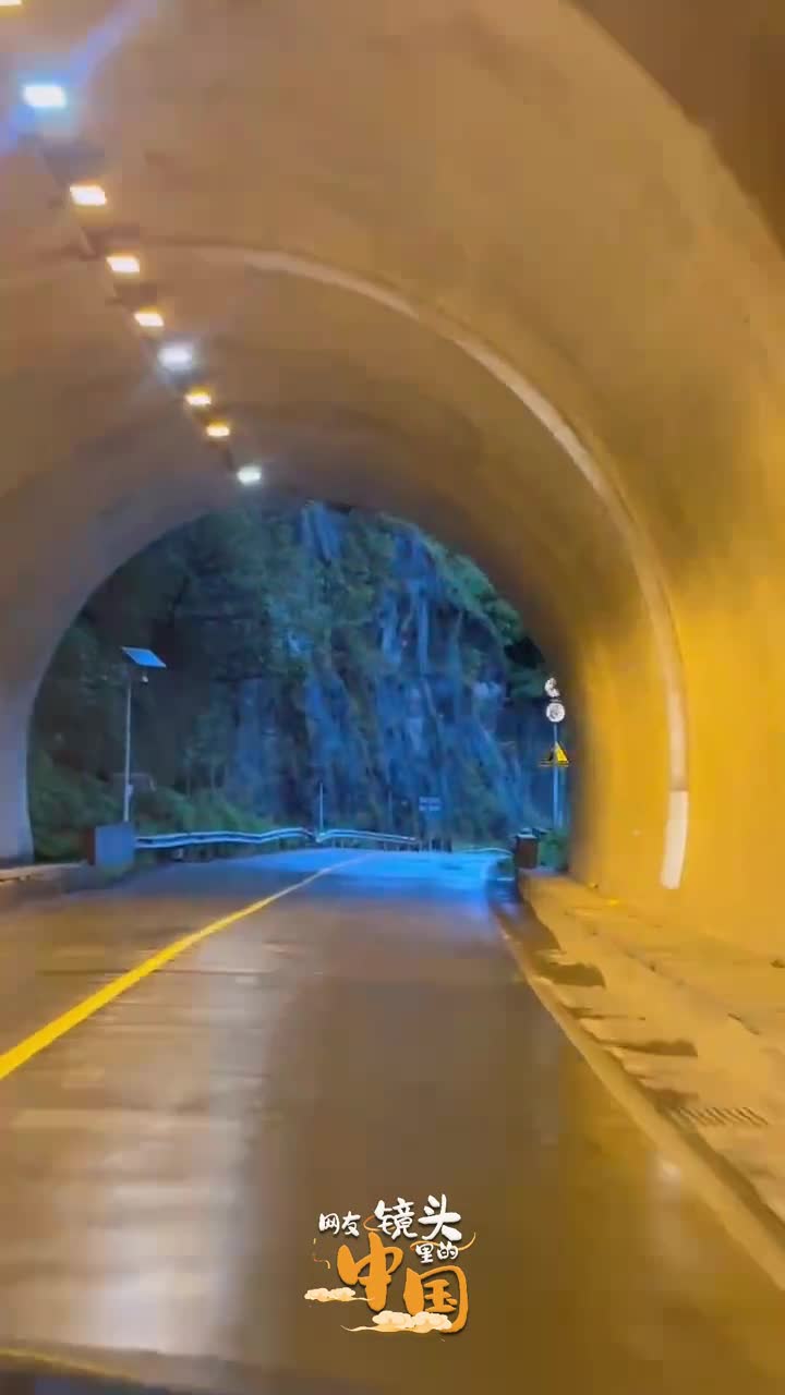 浮云不共此山齐山霭苍苍望转迷