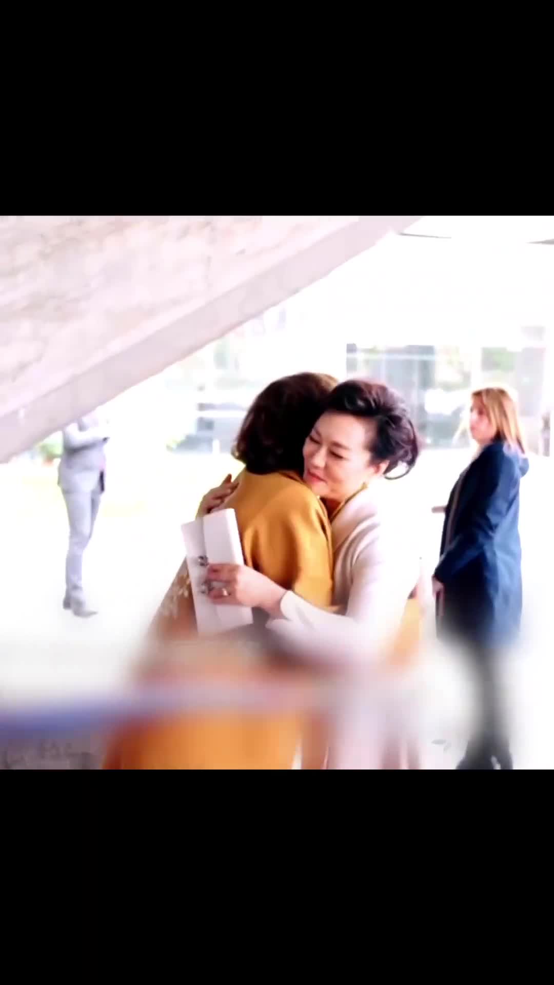 当地时间5月6日上午国家主席习近平夫人联合国教科文组织促进女童和妇女教育特使彭丽媛在巴黎应邀参访联合国教科文组织总部光明网