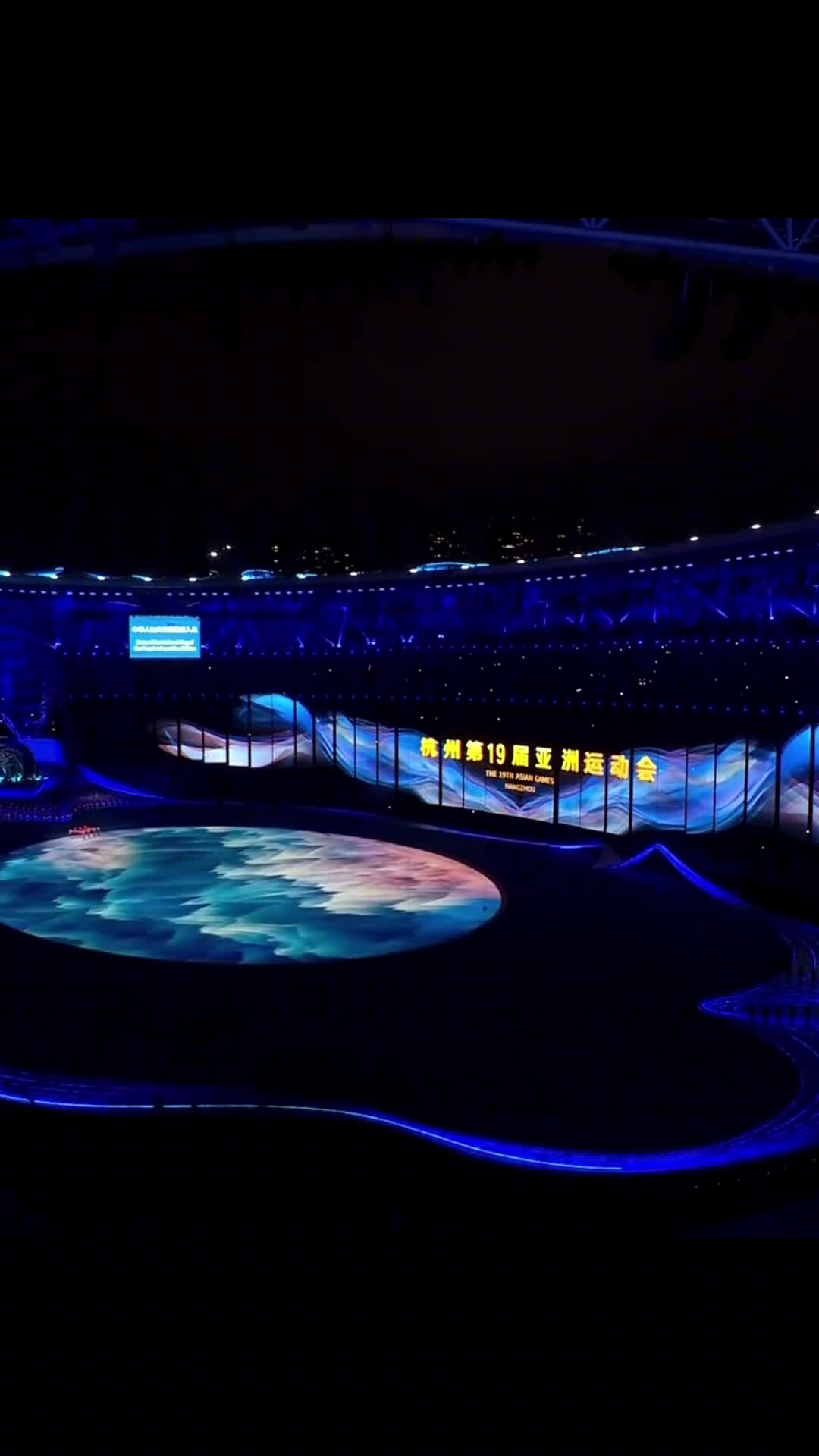 杭州亚运会开幕式国旗护卫队护送五星红旗入场