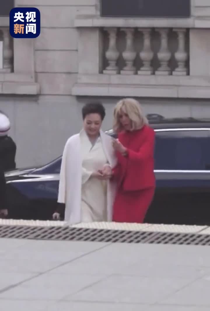 彭丽媛同法国总统马克龙夫人布丽吉特参观奥赛博物馆央视新闻