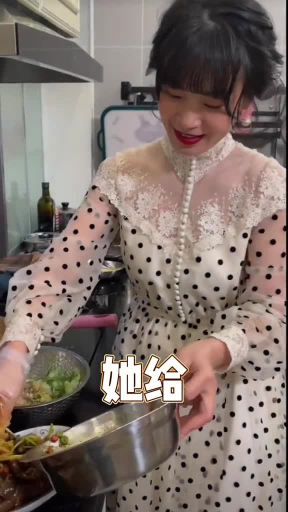 新华每日电讯全新助农IP梦想新生活主题首场直播开启与Cici888的家宴陈茜一起共享优选好物共创美好生活