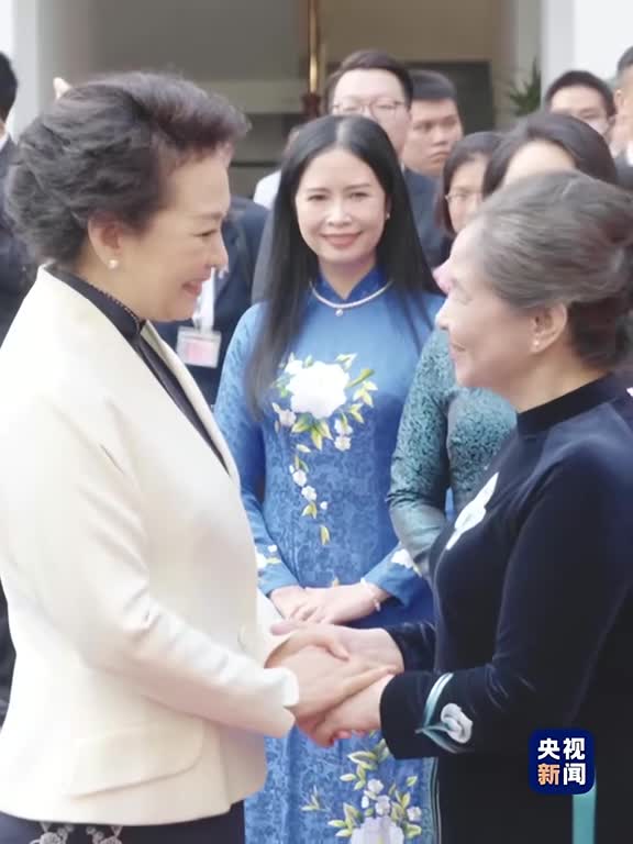 彭丽媛同越共中央总书记夫人吴氏敏参观越南妇女博物馆并茶叙