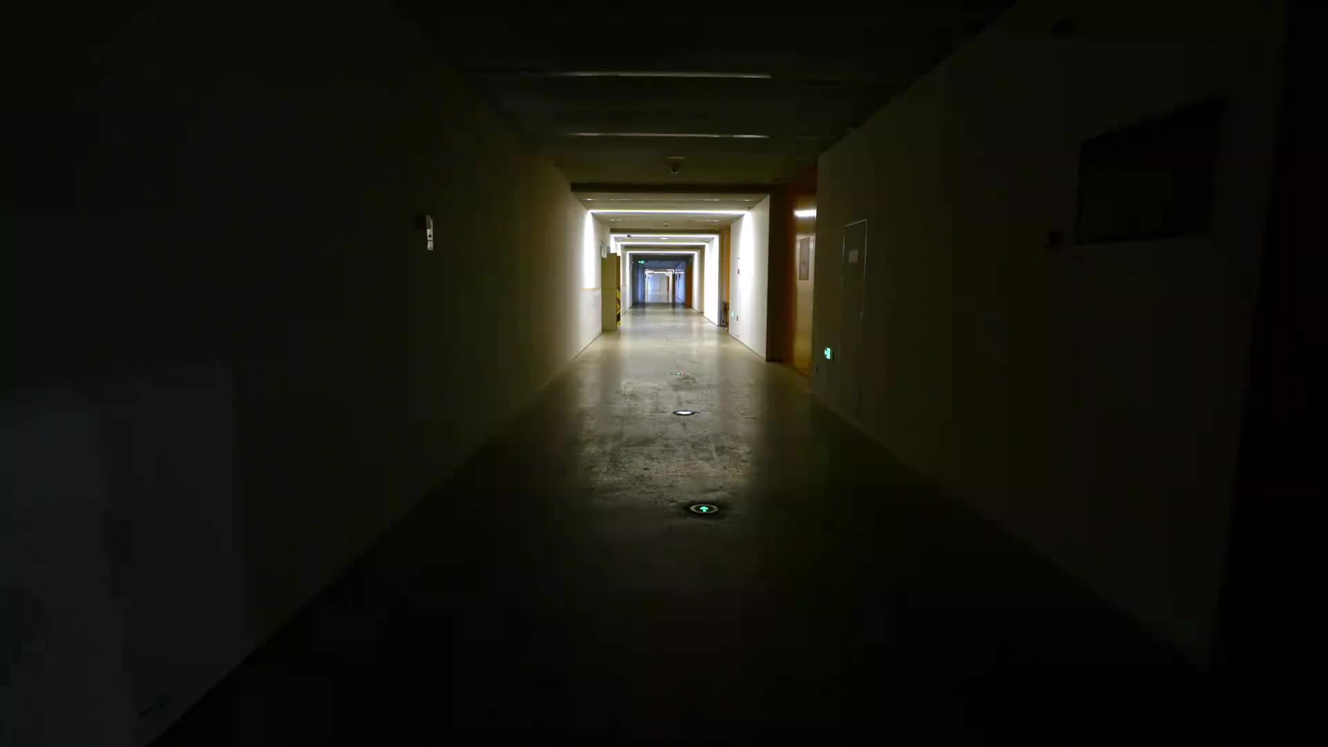 曾文蕙专注滑板不要天才的标签在东京奥运会滑板女子街式项目赛场上16岁的曾文蕙以966分的决赛成绩获得第六名从武术运动员转行的她开启了中国滑板的新篇章教练评价她有着超人的天赋不怕摔