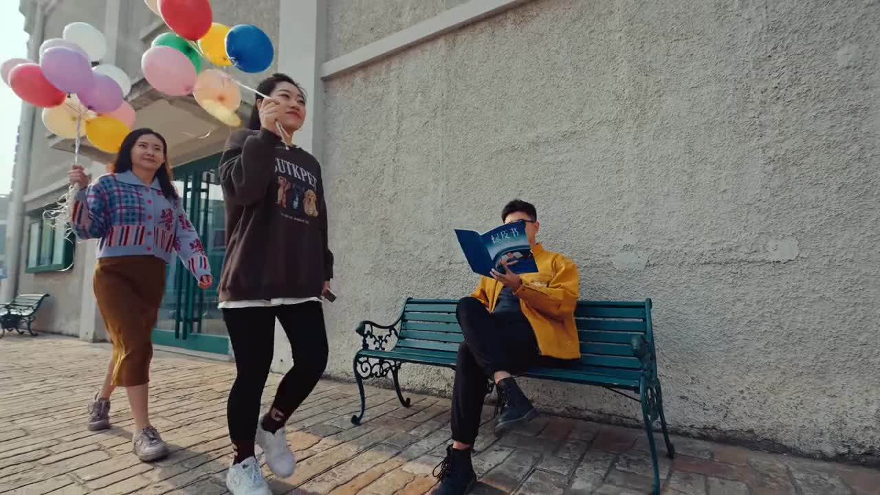 敢于秀出自我的Z世代有点帅追求个性拒绝束缚是Z世代鲜明特征他们无畏且有识要个性表达也要协作友爱青春有干劲的他们同样自由而真挚追求完美也接受不完美在这首青春洋溢的Z世代MV中用歌以表达用舞以传魂在时代中书写自己的精彩