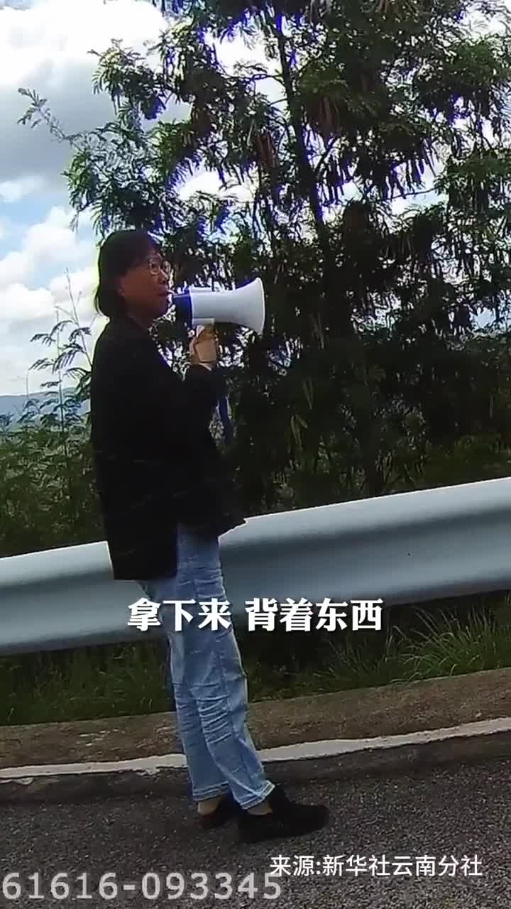 我不是最重要的客车突发故障张桂梅和交警保护女高学生转移