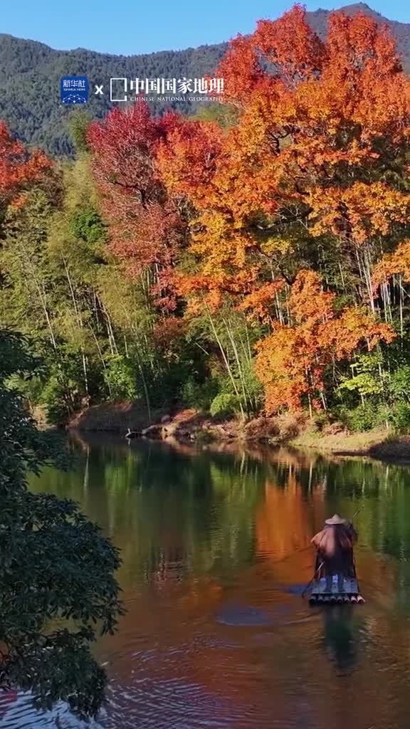 在江西上饶的山间隐匿着一个古色古香的小村落名叫龙尾村村落依山而筑清溪环绕景色如诗如画幽径小巷弥漫着恬淡的人间烟火气