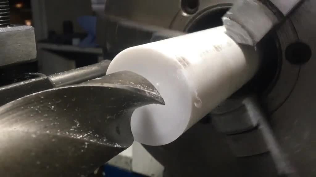 用尼龙棒加工一个盖子车削过程真过瘾隔着屏幕我都想吹一下