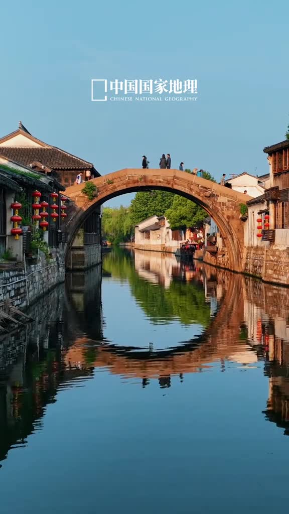 不到南浔古镇不知江南如梦浙江湖州的南浔古镇依大运河而建明清时期为江南蚕丝名镇水榭楼亭勾勒出诗意的江南青砖黛瓦写满了岁月的悠长碧波泛舟浮世清欢这里有生活本真的模样