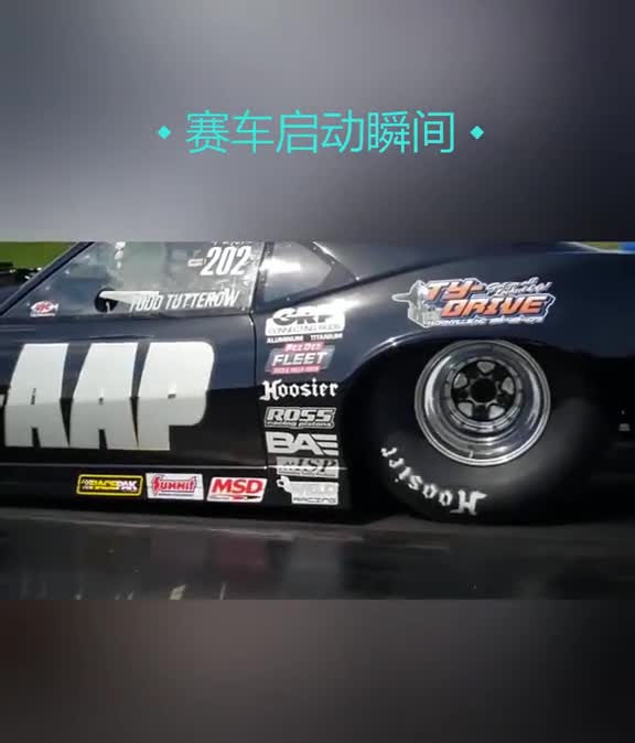 慢镜头下赛车启动瞬间轮胎都跟不上了