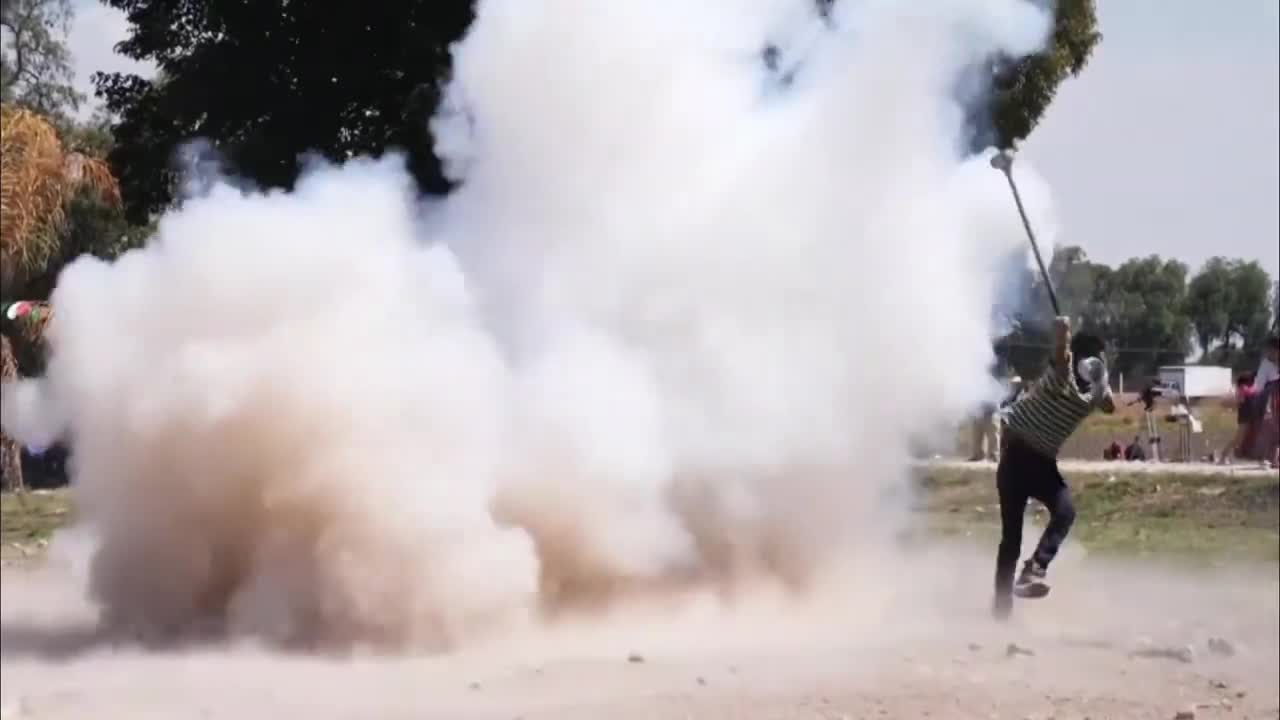 世界上最危险的节日一锤下去原地爆炸每年都有几十人受伤